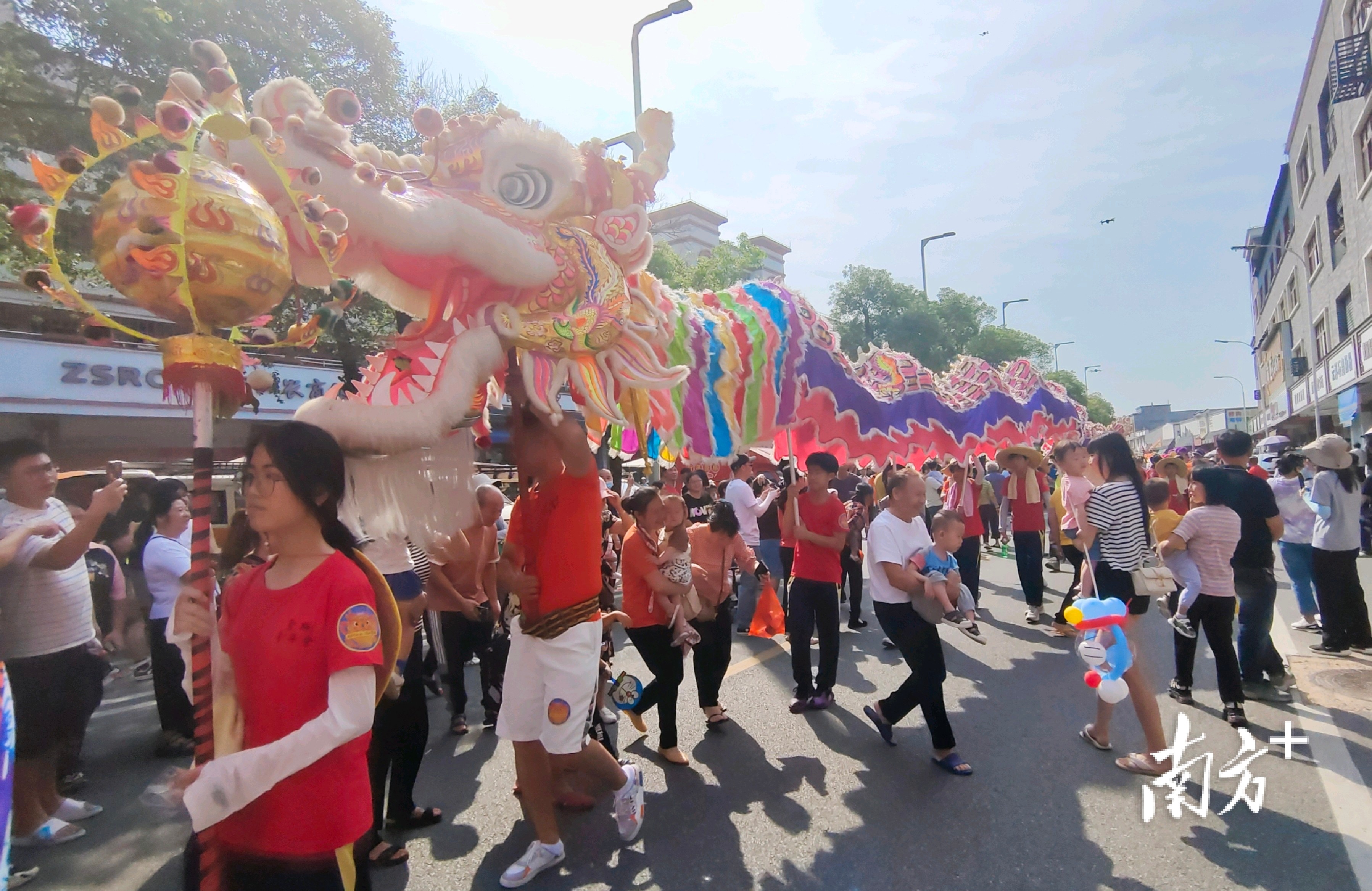 “沙溪四月八”巡游队伍。 南方+ 陈少宏 拍摄