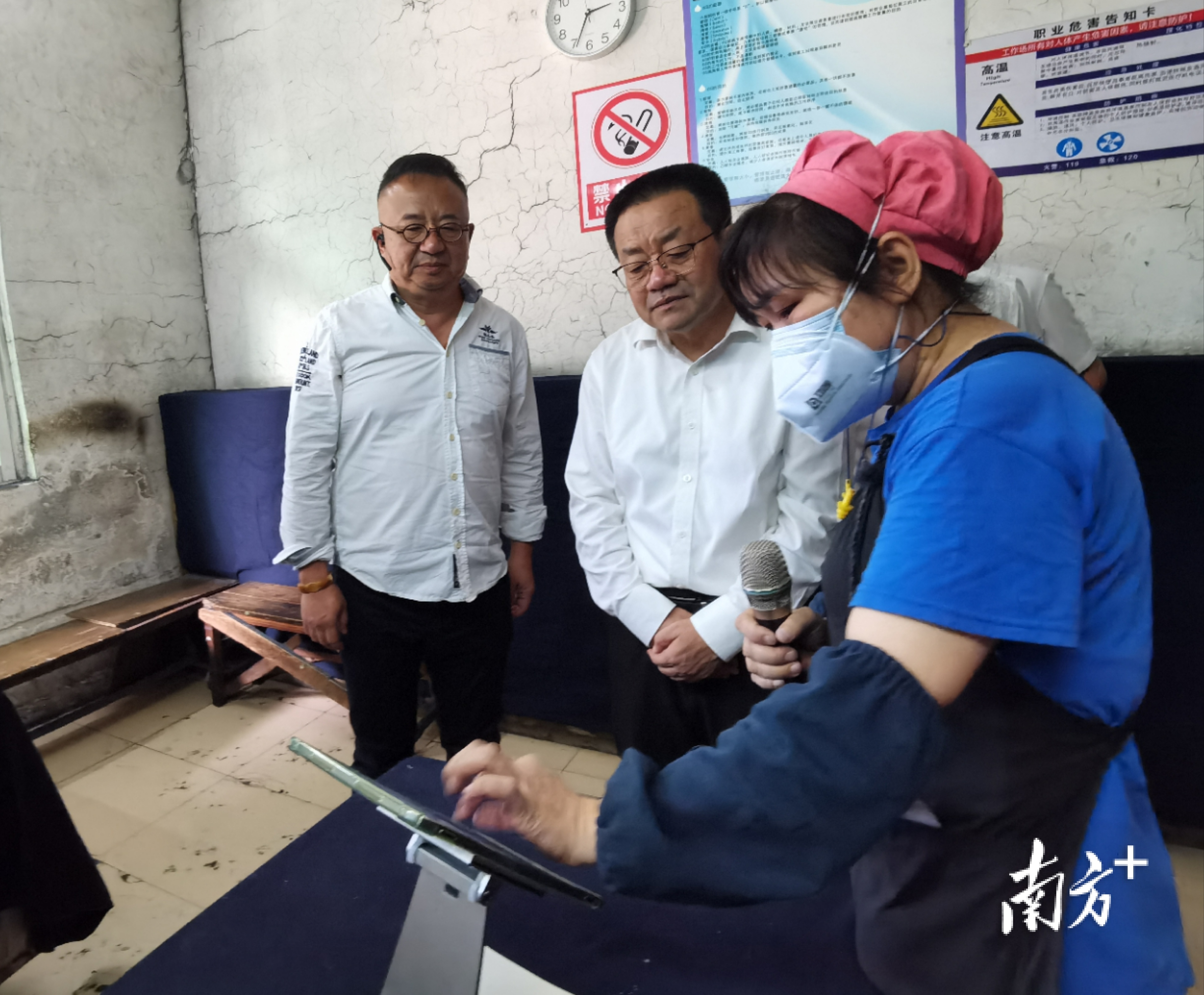 调研组向立笙纺织工人了解企业转型升级项目应用情况。 陈梦 摄 调研组向立笙纺织工人了解企业转型升级项目应用情况。 陈梦 摄