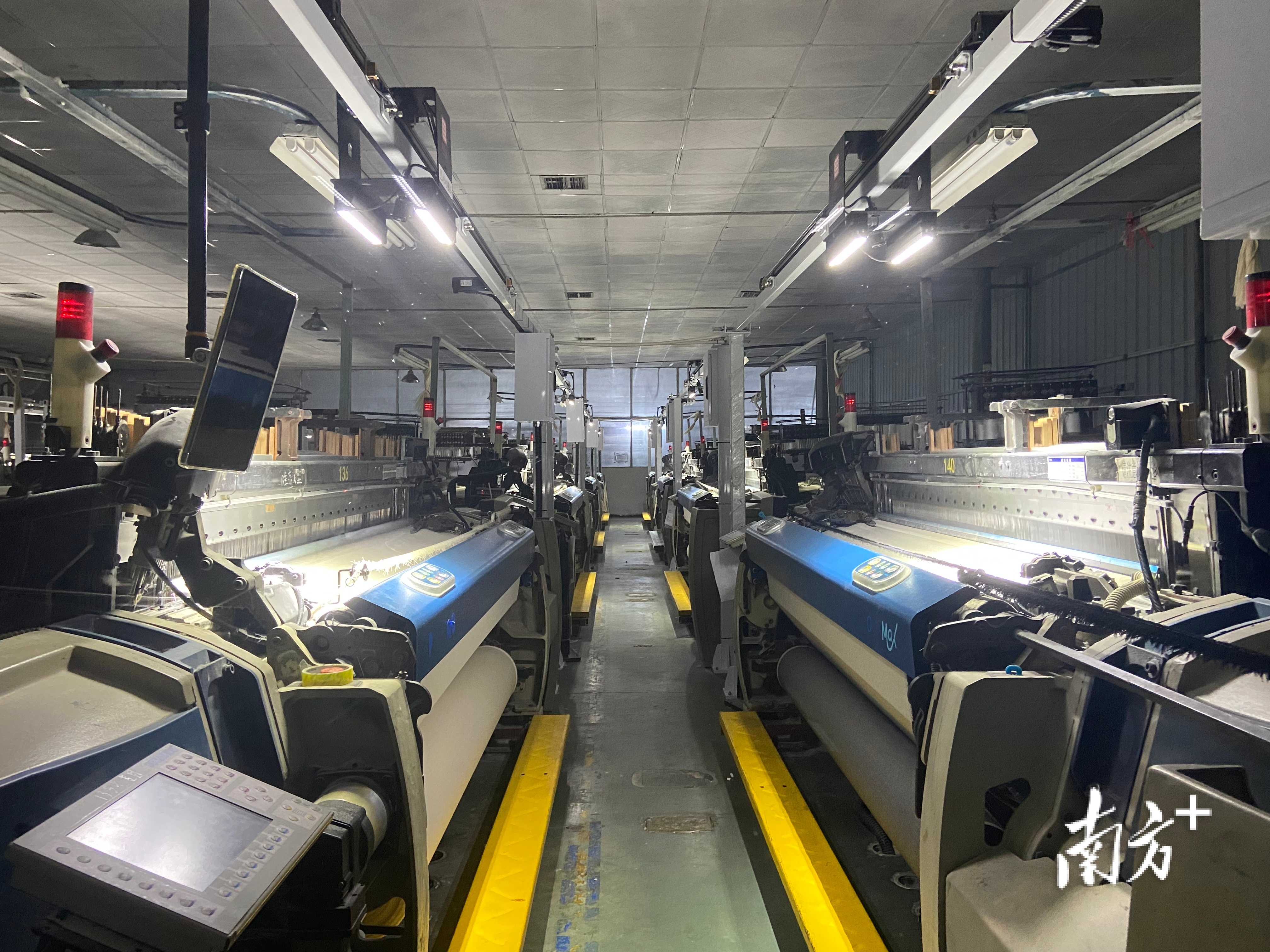 立笙纺织通过应用AI大模型工具,打造“黑灯工厂”。 陈梦 摄 立笙纺织通过应用AI大模型工具,打造“黑灯工厂”。 陈梦 摄