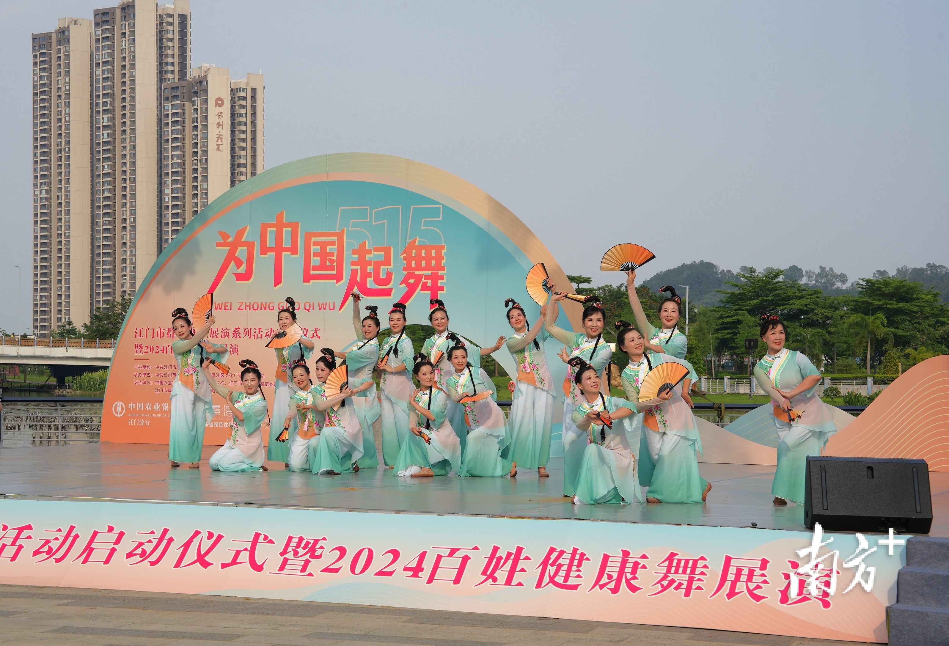 江门市老干部大学舞蹈团带来的展演作品《醉春风》。 江门市老干部大学舞蹈团带来的展演作品《醉春风》。