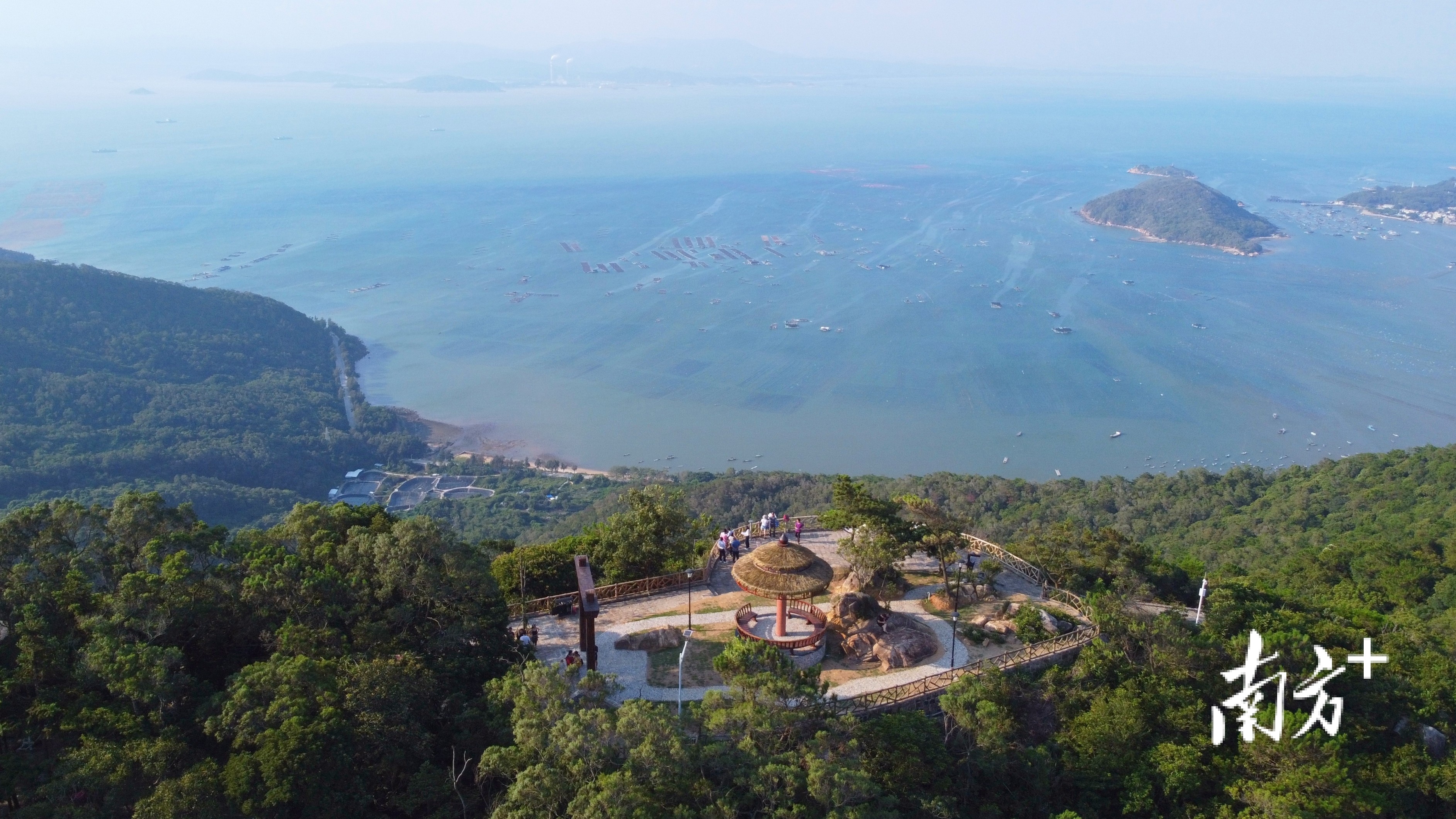 从南澳县后花园村的“海阔天空”平台上远眺，优美的山海景观让人赏心悦目。