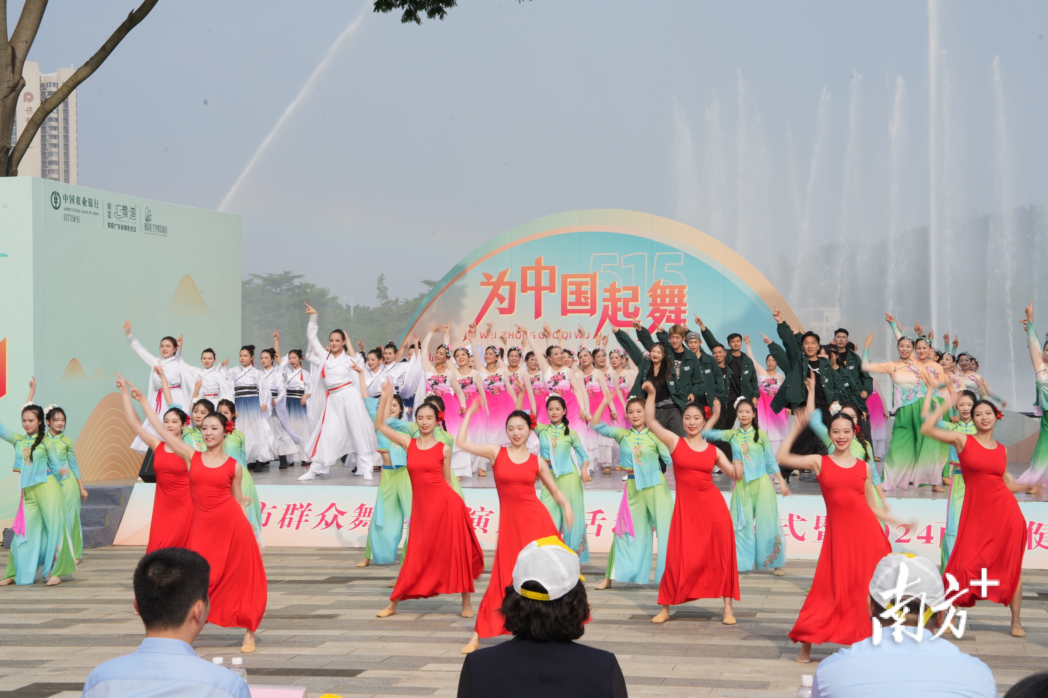 来自江门市各县(市、区)的群众舞蹈代表带来全场齐跳舞蹈《中国范儿》。 来自江门市各县(市、区)的群众舞蹈代表带来全场齐跳舞蹈《中国范儿》。