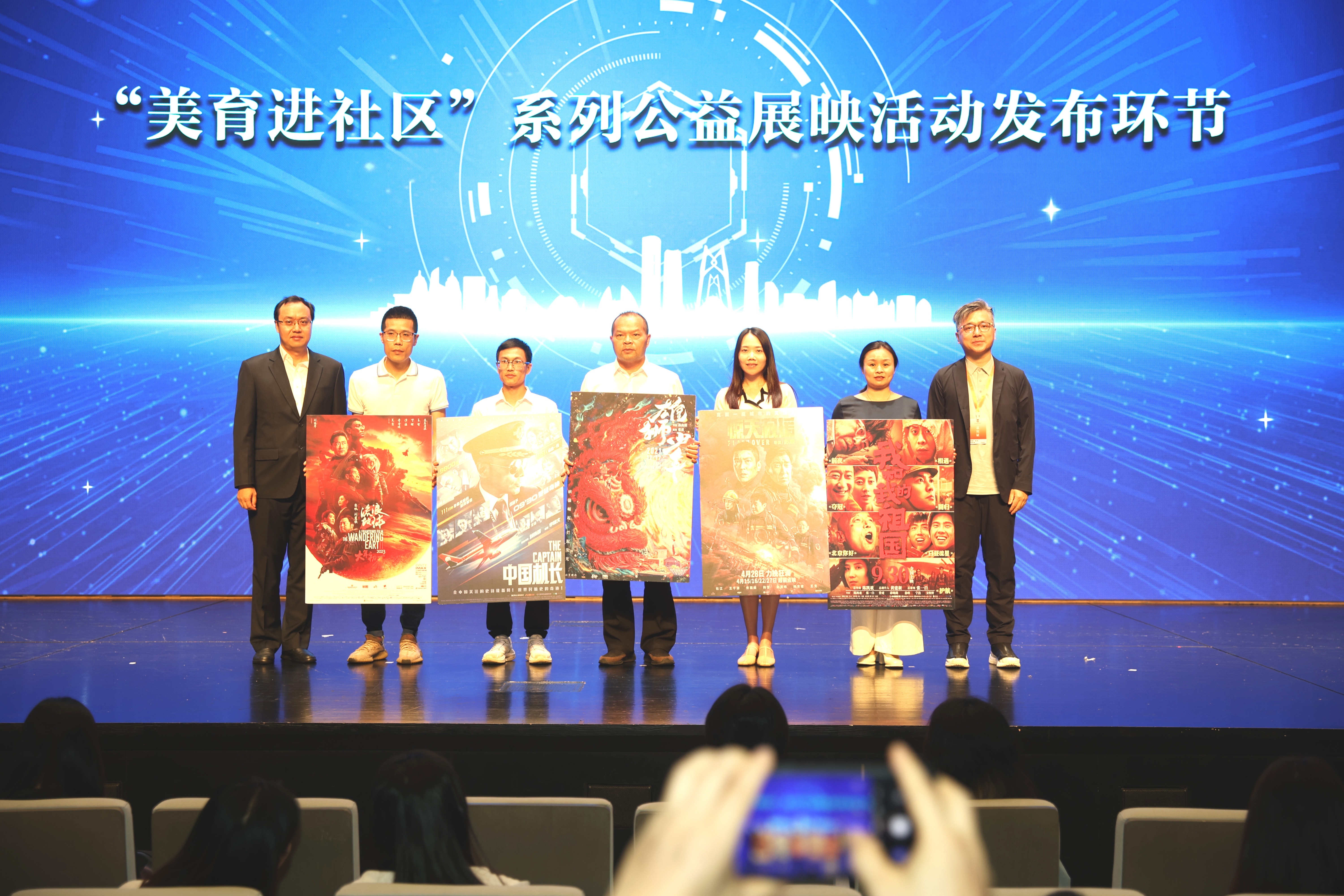 “美育进社区”系列公益展映活动启动。  南方+ 关铭荣 拍摄