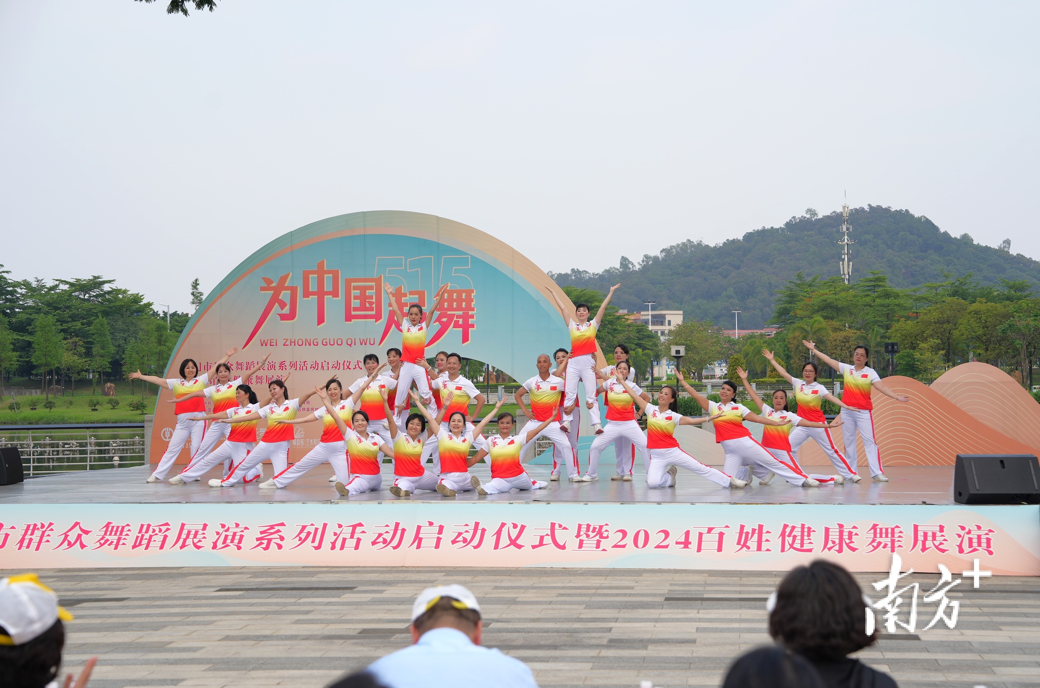 开平市舞蹈家协会美丽开平舞蹈队带来的展演作品《相亲相爱》。 开平市舞蹈家协会美丽开平舞蹈队带来的展演作品《相亲相爱》。