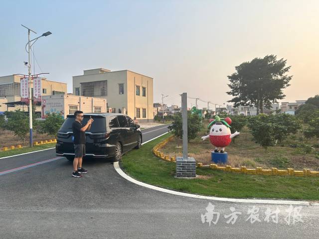 游客在新屋村打卡拍照