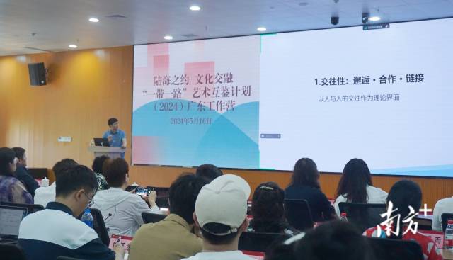 青年师生们将通过丝路讲堂、田野调查、文化展演、主题论坛等形式深入探究江门海上丝绸之路的文化根源。图为四川美术学院艺术人文学院院长、教授王天祥讲授的丝路讲堂。 南方+ 黄烨倩 拍摄
