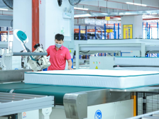 床垫生产“不落地”，软体家居智造如何标准化？｜百企探新质