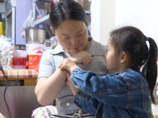 “无声鸡蛋仔”一家三口用上人工耳蜗， 妈妈首次听到母亲节祝福