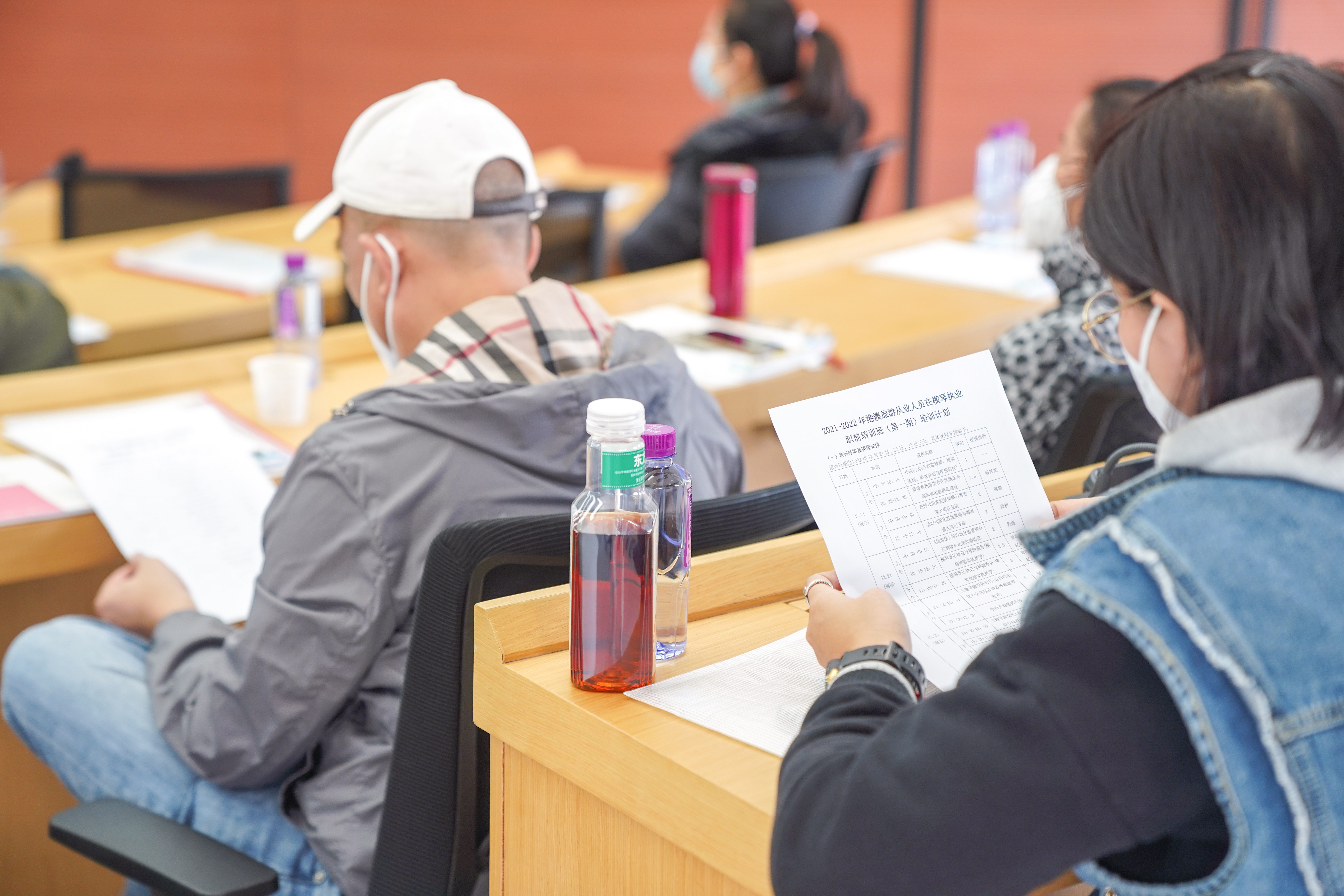 港澳旅游从业人员学习业务知识提升技能。