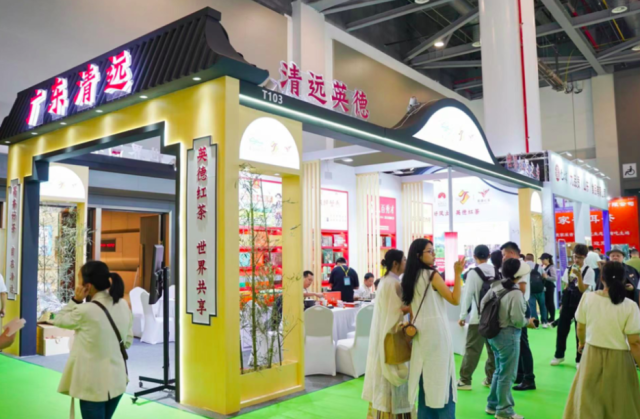 英德红茶展位吸引了不少游客驻足。