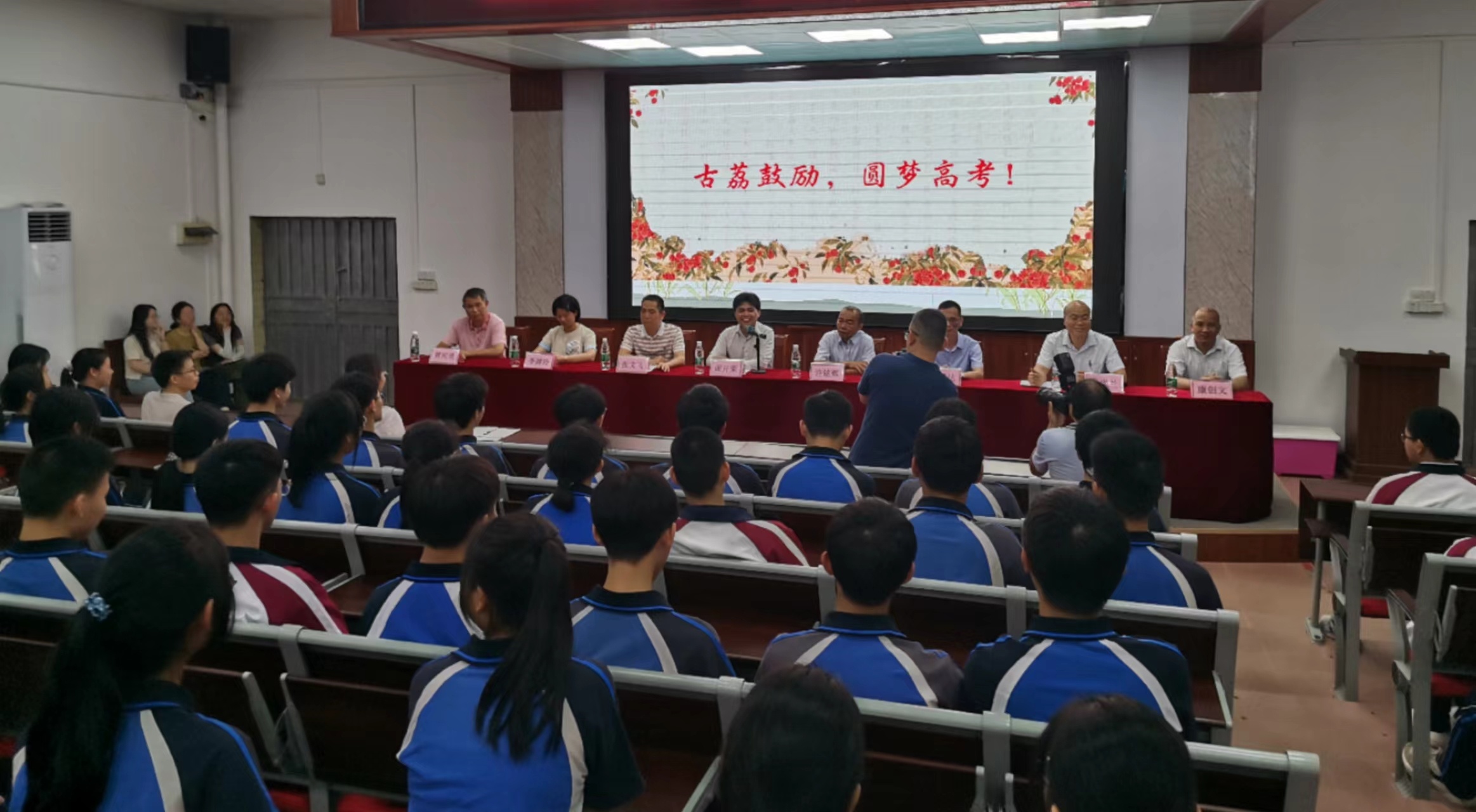 5月17日，“送古荔（鼓舞）给高考学子行动”在茂名市第四中学举行。