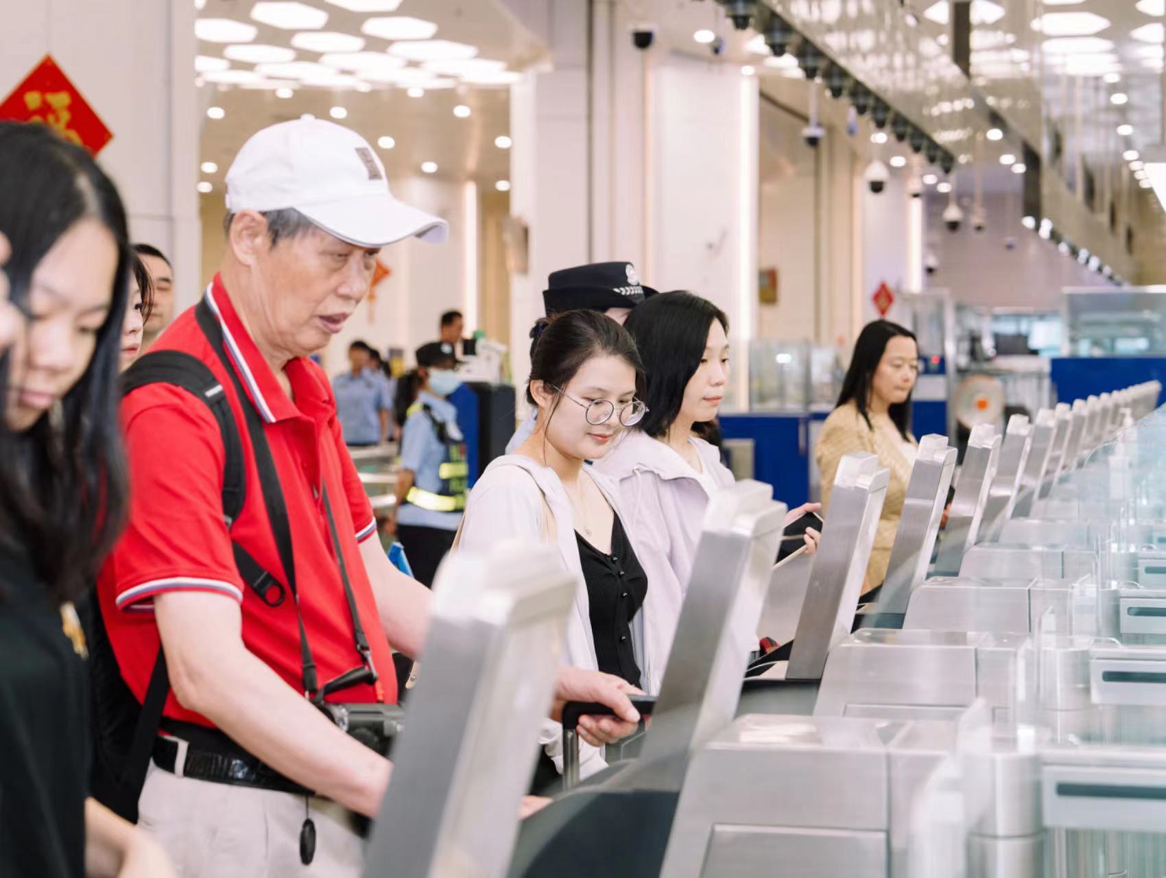 “琴澳旅游团”首发团出发。