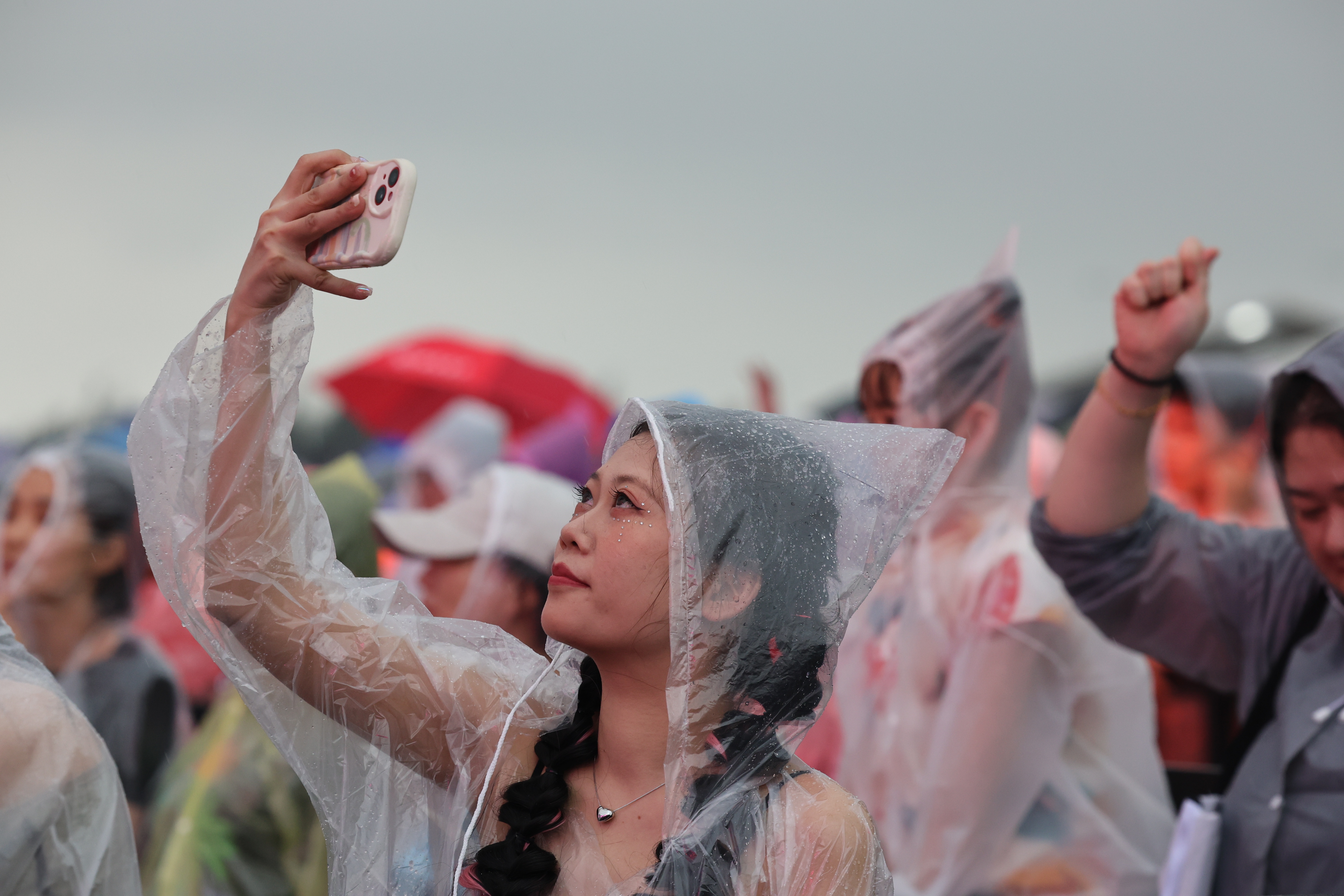 5月19日，珠海草莓音乐节现场迎来了连场大雨，但乐迷的热情丝毫不受影响。&nbsp;