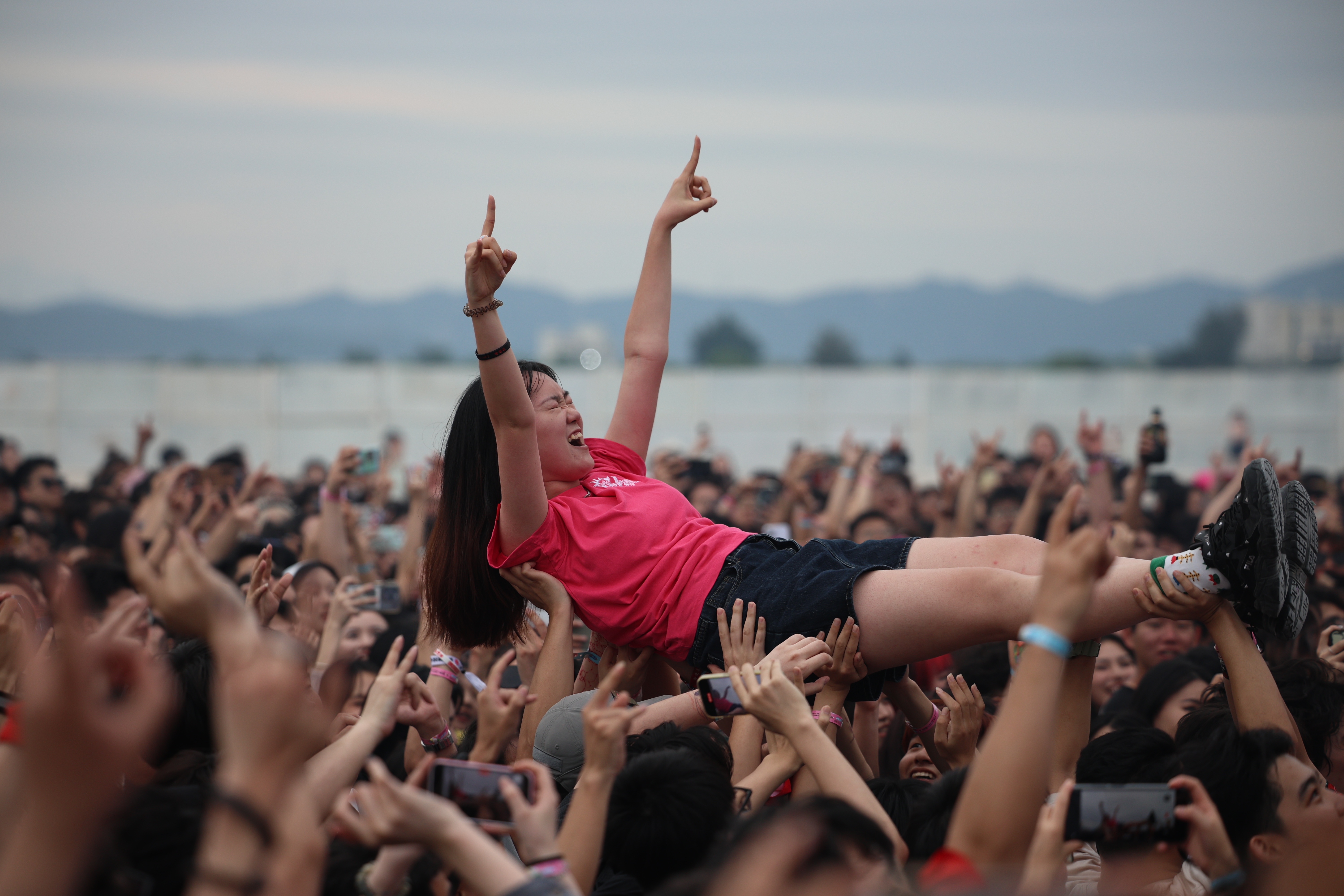 激情点燃，乐迷们在人潮中玩起了“跳水”。&nbsp;