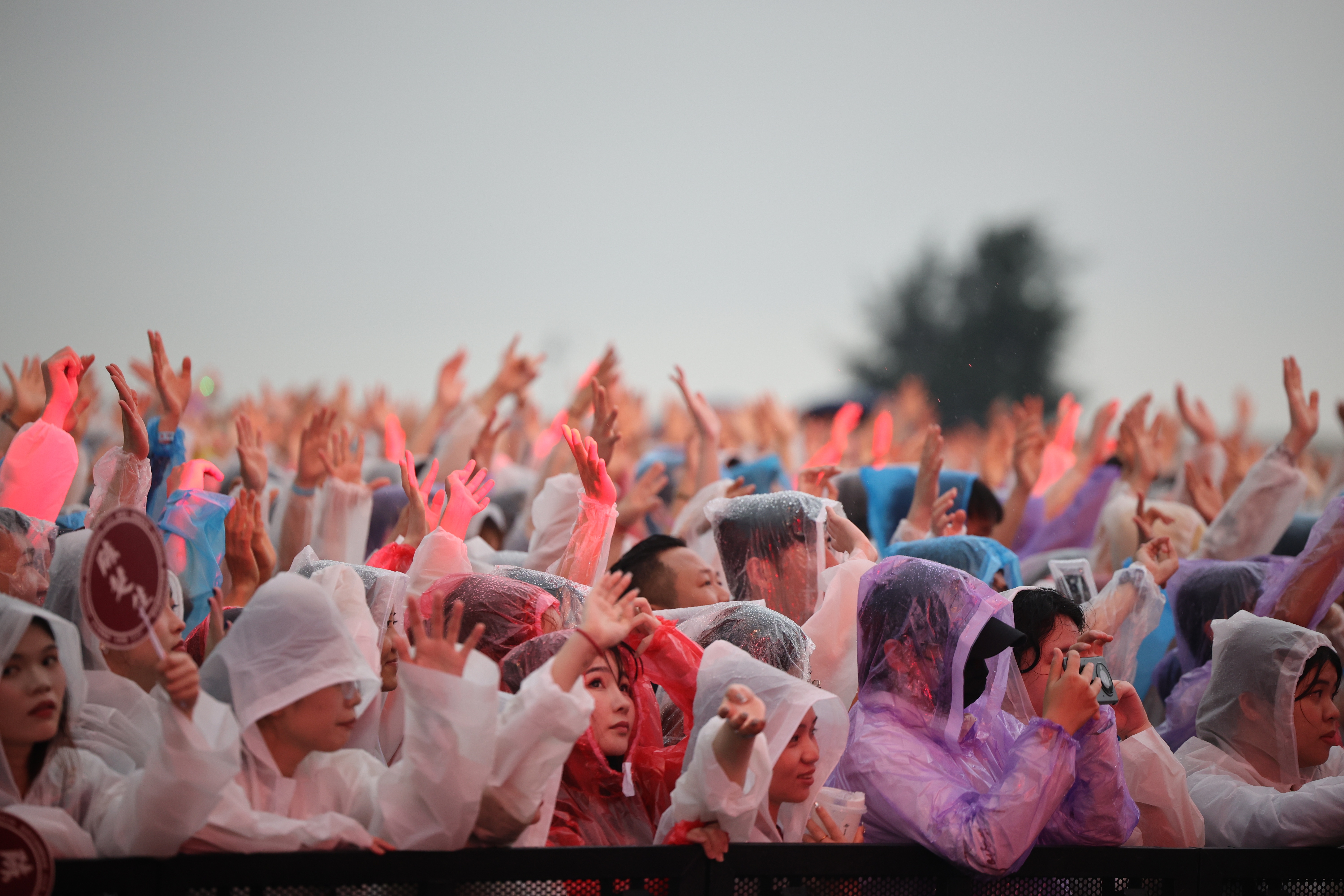 虽然遇上大雨，但浇不灭乐迷们似火的热情。&nbsp;