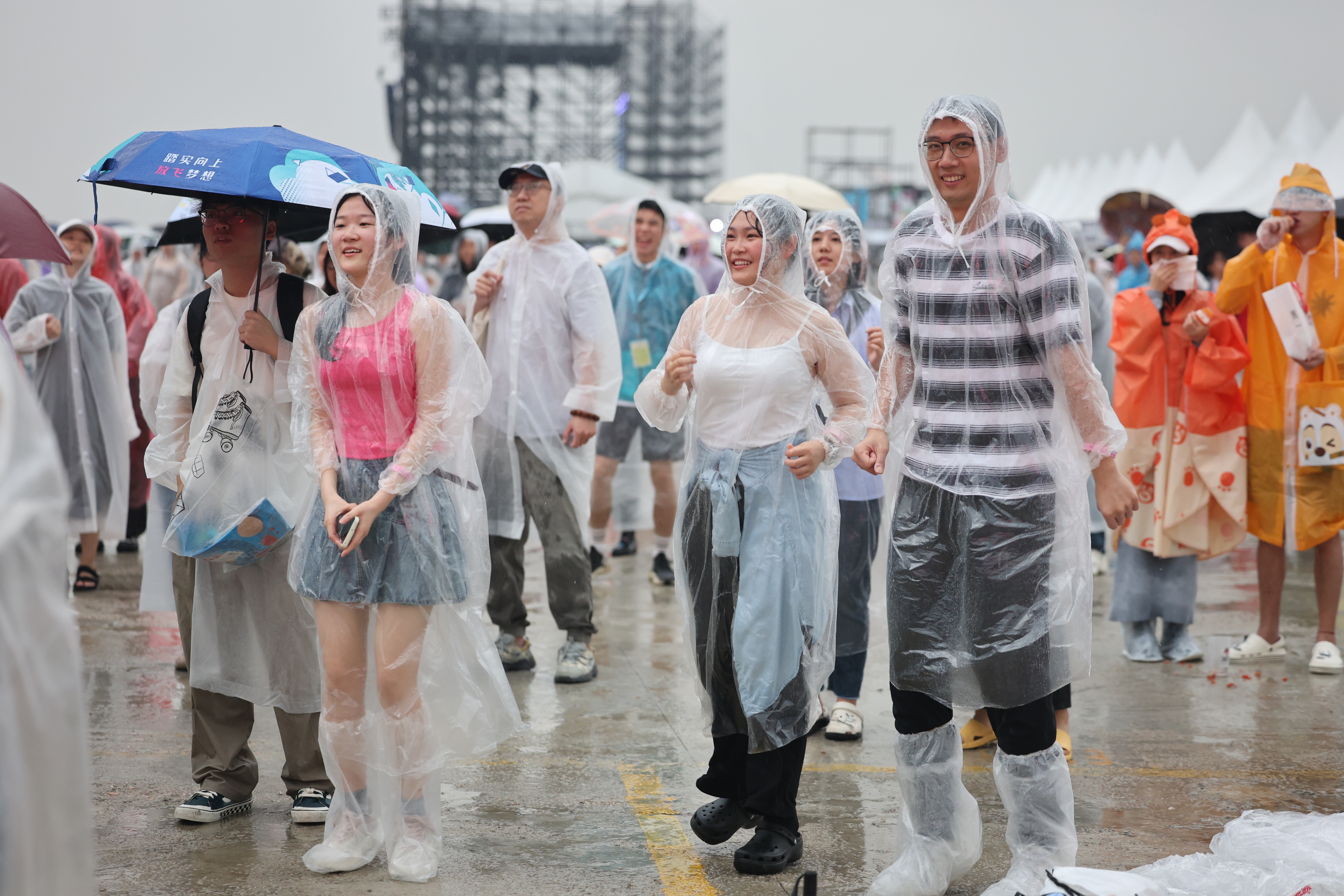 几名乐迷在雨中随着音乐的节奏跳起舞来。&nbsp;