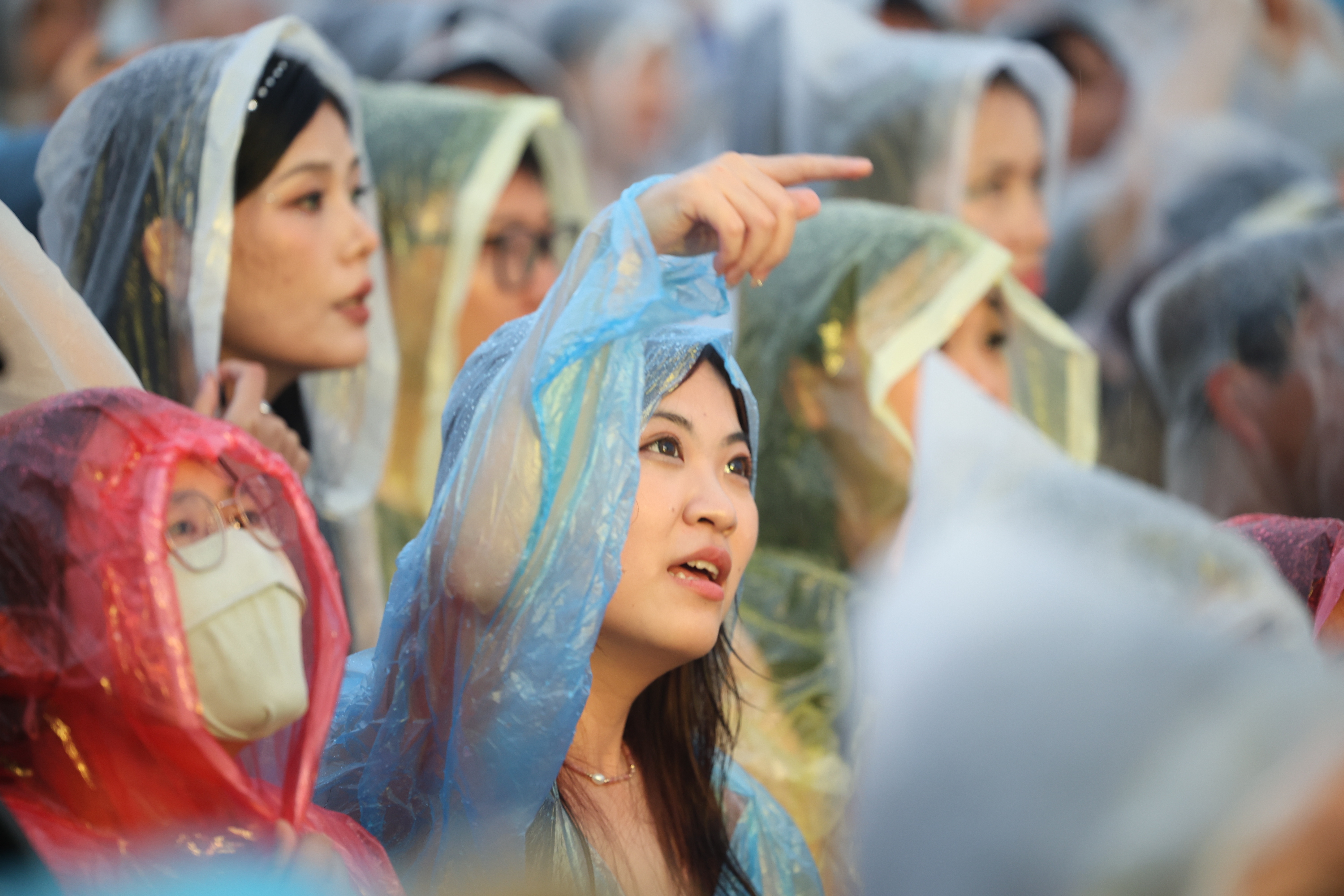 乐迷在雨中享受音乐。&nbsp;