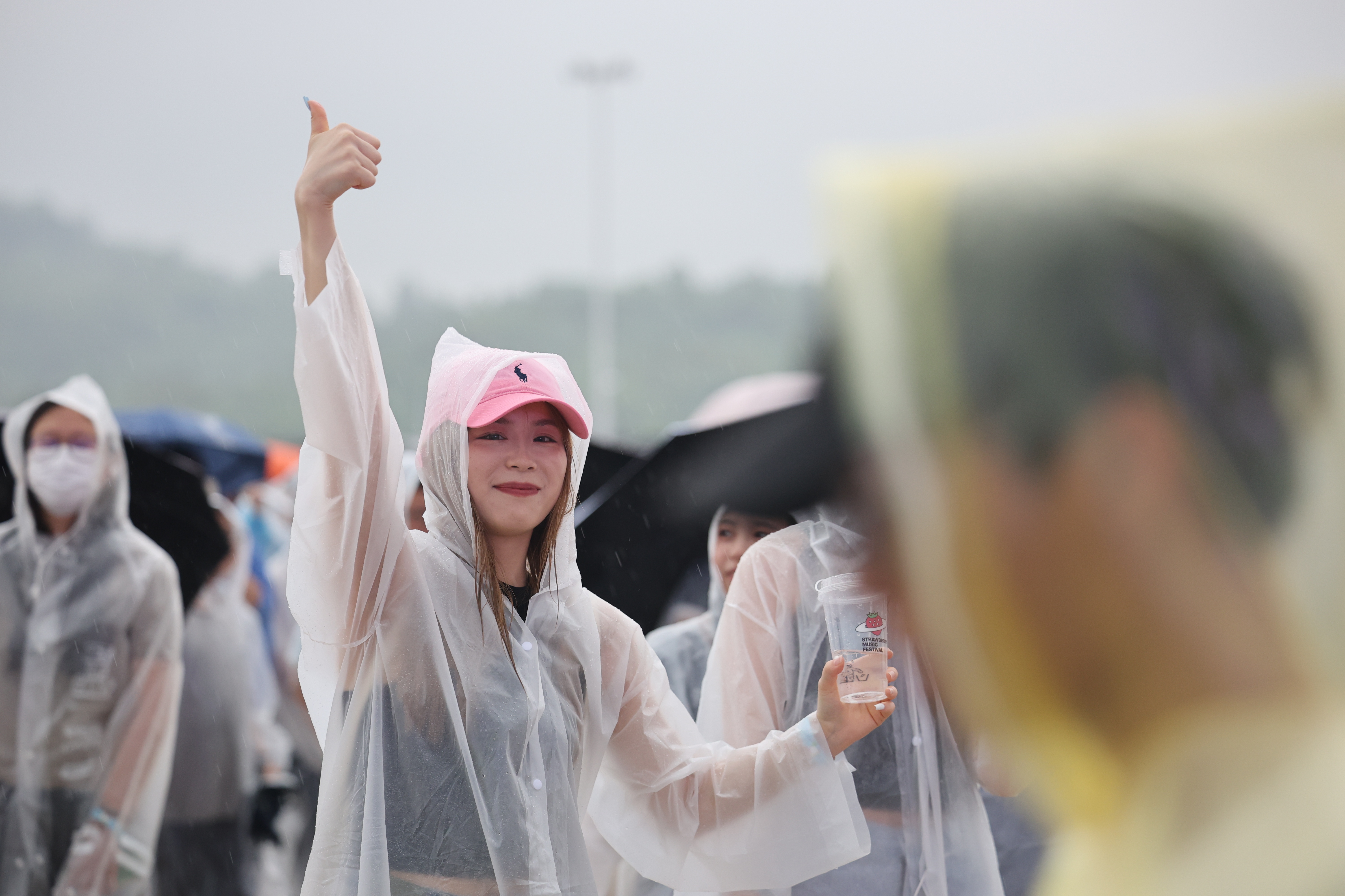 乐迷在雨中纵情享受音乐的魅力。&nbsp;