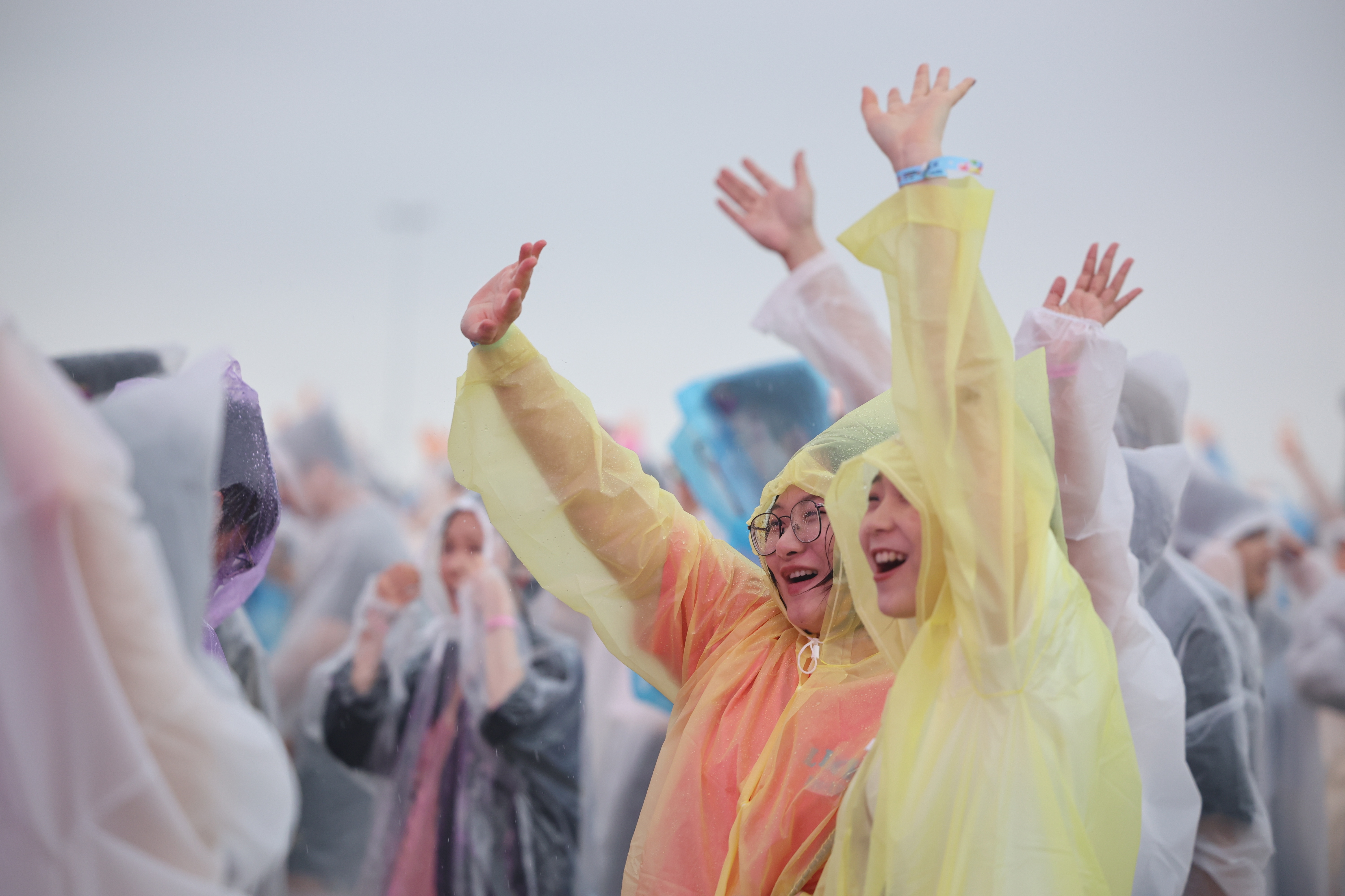 乐迷在雨中狂欢。&nbsp;
