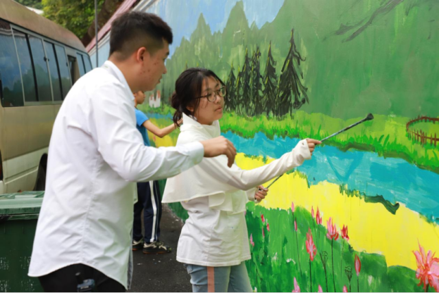 朱明锋与绘画学生交流创作想法。