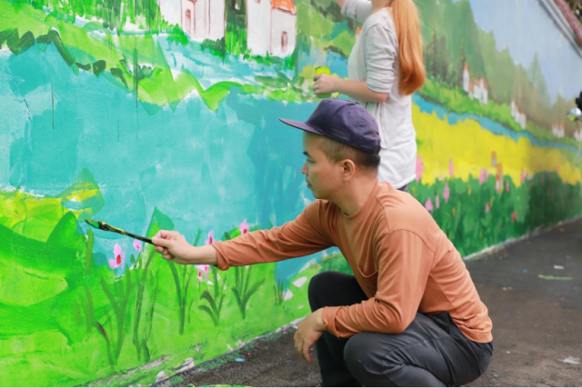 梁安带领学生进行美丽乡村画作创作。