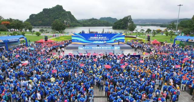 5月21日，“百企进肇庆 助力百千万”——广东肇庆土特产展销会暨现代农业产业招商推介会在七星岩东门广场举行。