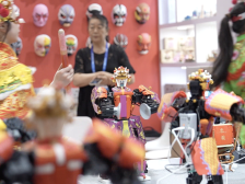 太卷了！机器人英歌vs女子英歌，你pick谁？｜南方+视频