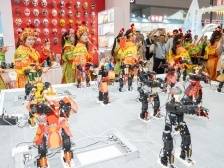 太卷了！机器人英歌vs女子英歌，你Pick谁？｜视频