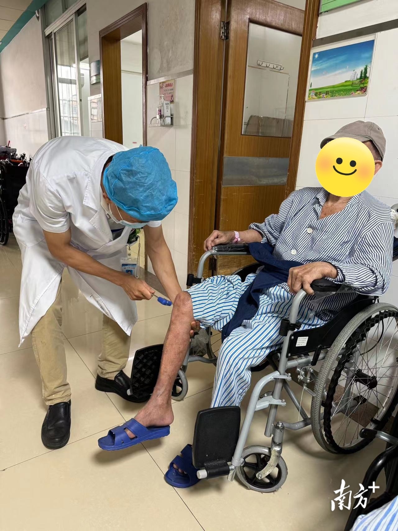 江门市第三人民医院老年一科副主任医师黄楚经为患者检查身体。