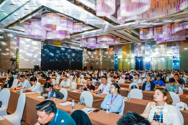 参会嘉宾在聆听演讲。 参会嘉宾在聆听演讲。