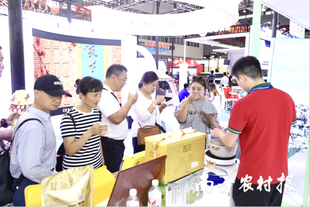 第二十届中国（深圳）国内横蛮财富博览生意会现场，清远展馆煮出的鸡汤以及鸡肉备受招待。