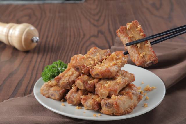 企业”头牌菜“蒜香骨。受访者供图 企业”头牌菜“蒜香骨。受访者供图