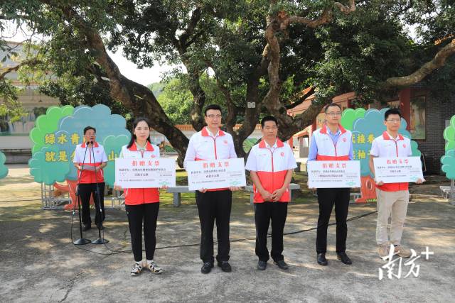 深圳市华强公益基金会、深圳市律师行业党委、深圳市红树林湿地保护基金会、深圳市注册会计师行业党委各代表参加捐赠环节