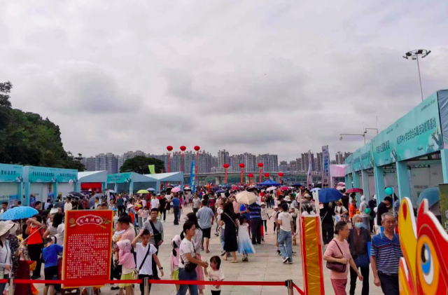 凤城广场上的揭示行动游人如织。