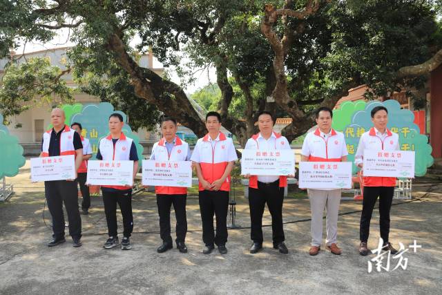 信宜、东莞、广州、深圳、中山、南宁各市的信宜商会各代表参加捐赠环节