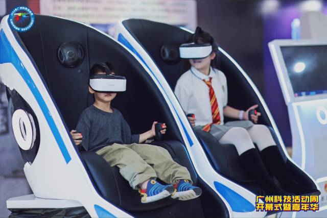 活动周现场，孩子们正在体验VR技术，学习科学知识。