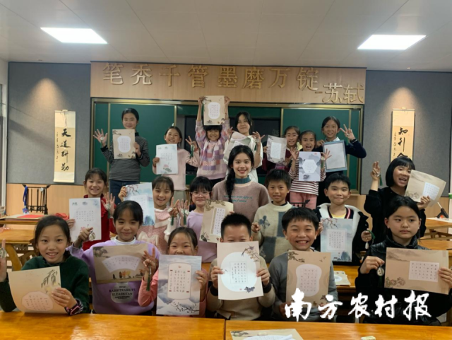 驻揭西金和镇工作队队员沈莹琪、林中文定期为学生志愿开展书法课。