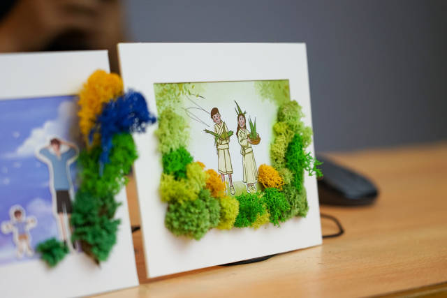  用苔藓叶制成的装饰物。