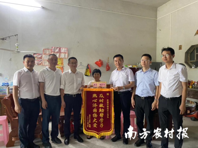 工作队为困难村民发放防返贫突发困难救济金。