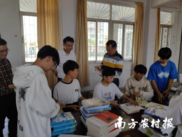 驻揭西金和镇工作队为学校捐赠书籍。