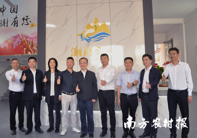 省政府秘书长陈敏（左五）、粤海集团党委副书记鲍轶琳（左三）等帮扶单位负责同志到驻揭西金和镇工作队从东莞引入的潮膳之味食品厂调研。