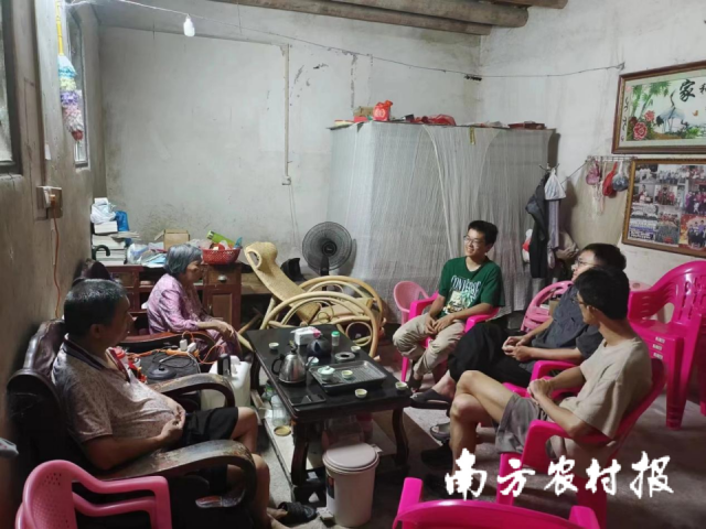 工作队清华学长到河内村市状元（清华大学生）王泽鑫家回访。