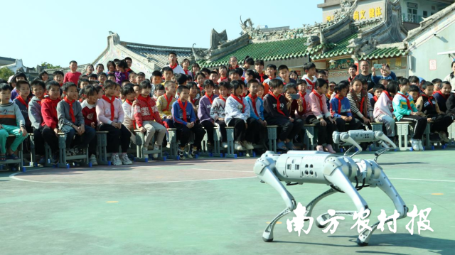 开展科技走进校园活动。