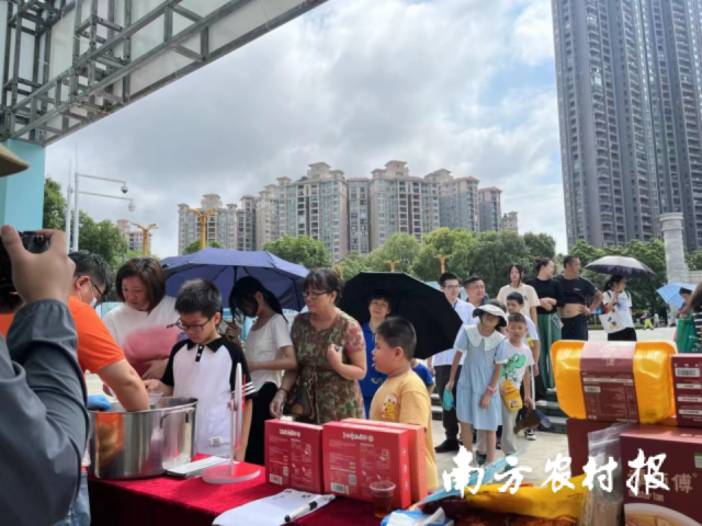 现场农产品试吃吸引了许多市民参与。