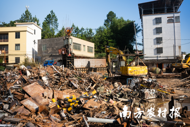 “路安工程”开展前，废品回收企业将回收物堆置道路两边。