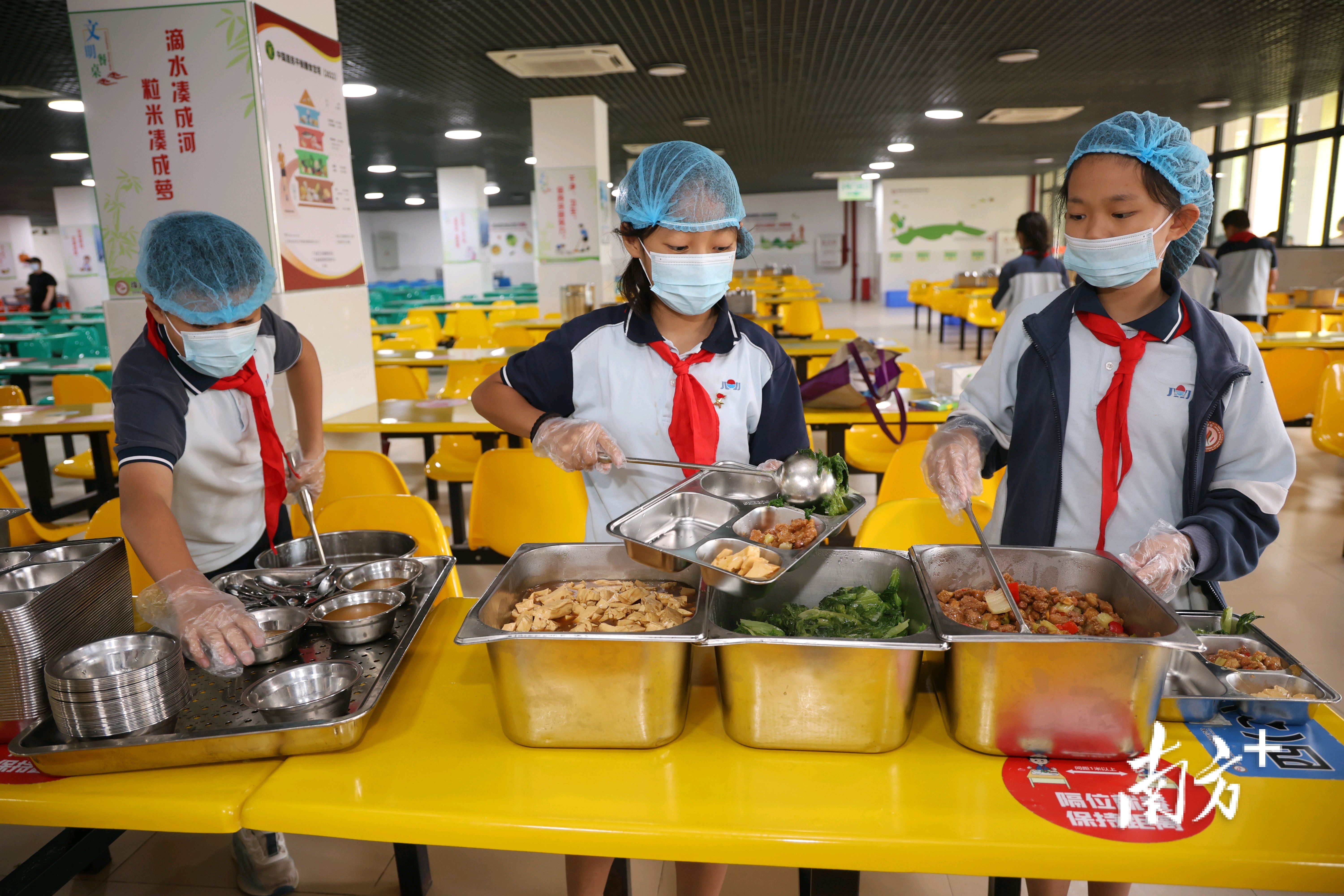 金湾区外国语学校，由各班派出的轮值学生戴上手套、口罩等给同学们进行分餐。&nbsp;