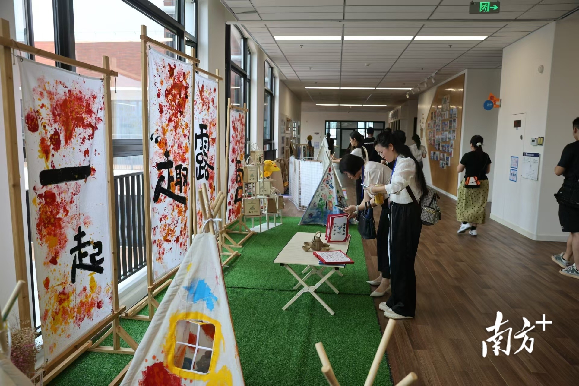 参加启动仪式的幼师们在香洲区恒华容惠幼儿园参观。&nbsp;