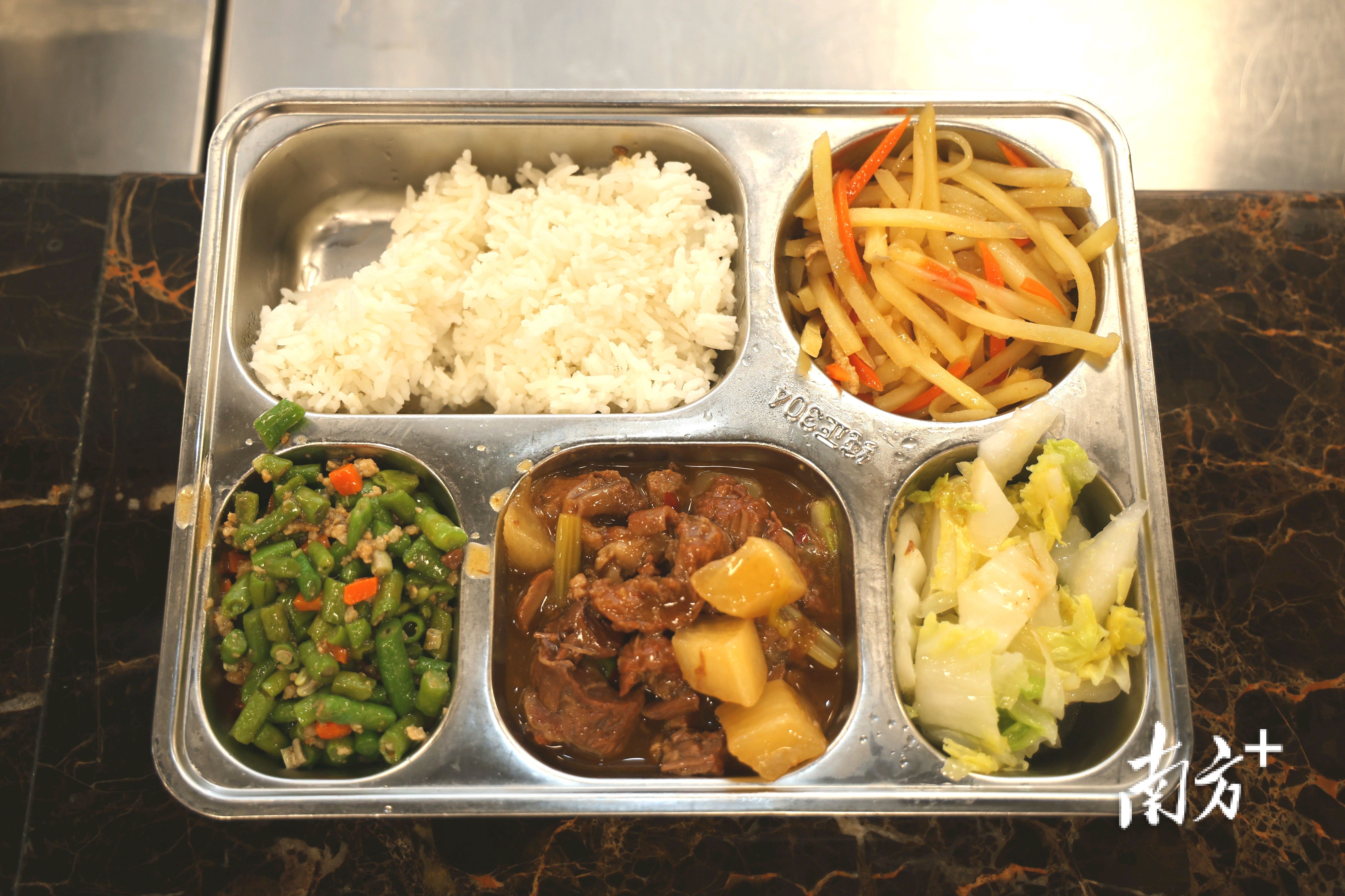 金湾区三灶中学师生同享的午餐菜式。&nbsp;