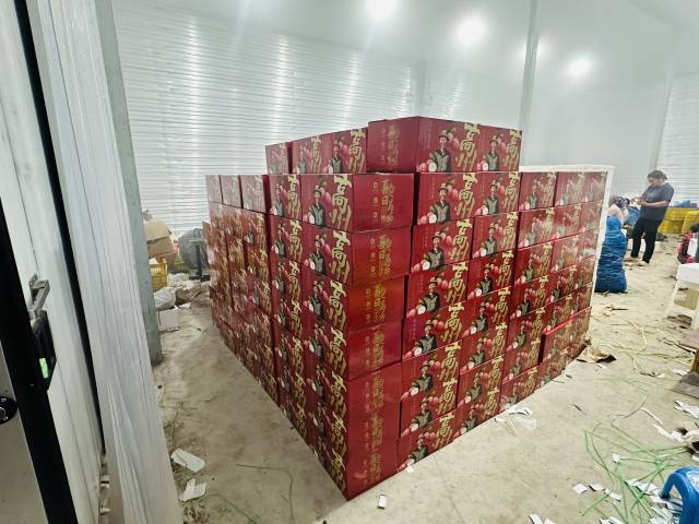 破晓11点30摆布，采鲜园果蔬相助社最后一批需要发送的荔枝打包实现。