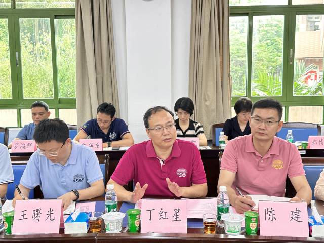 华南农业大学校党委常委、副书记丁红星（左二）在现场发言